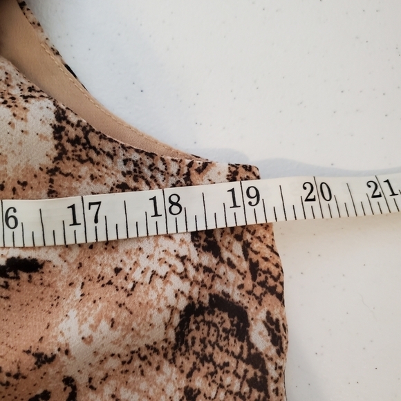 Gilli Shirt Medium Sleeveless Tiered Blouse Brown Tan‎ Snakeprint Keyhole back - Picture 10 of 11